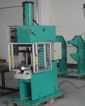 汽車行業(yè)如何運(yùn)用鉚接機(jī)提高組件質(zhì)量和生產(chǎn)效率？